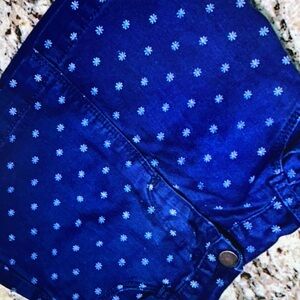 Featuring subtle floral pattern stylish navy skorts